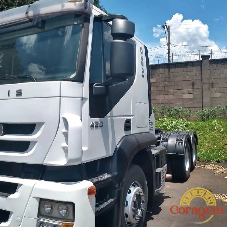 EMBLEMA ADESIVO EM CROMADO IVECO STRALIS 